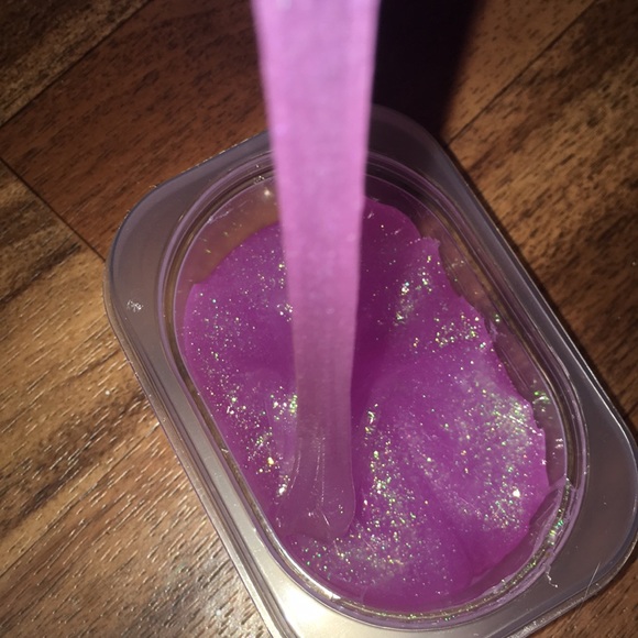 Pink glitter slime - Picture 1 of 3